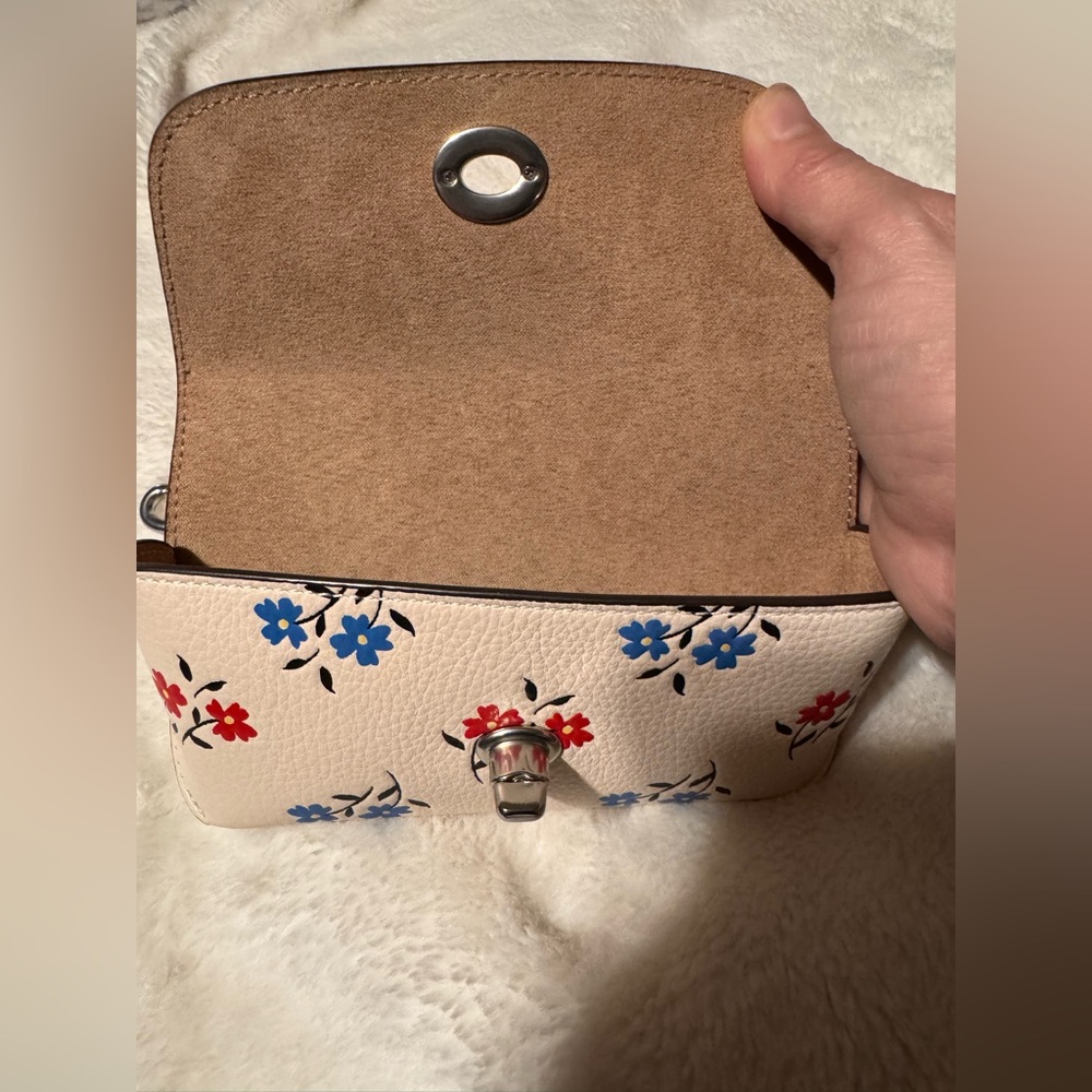 Coach Sunglasses Case with Floral Print in Pebbled Leather (Chalk Multi) - Picture 6 of 7